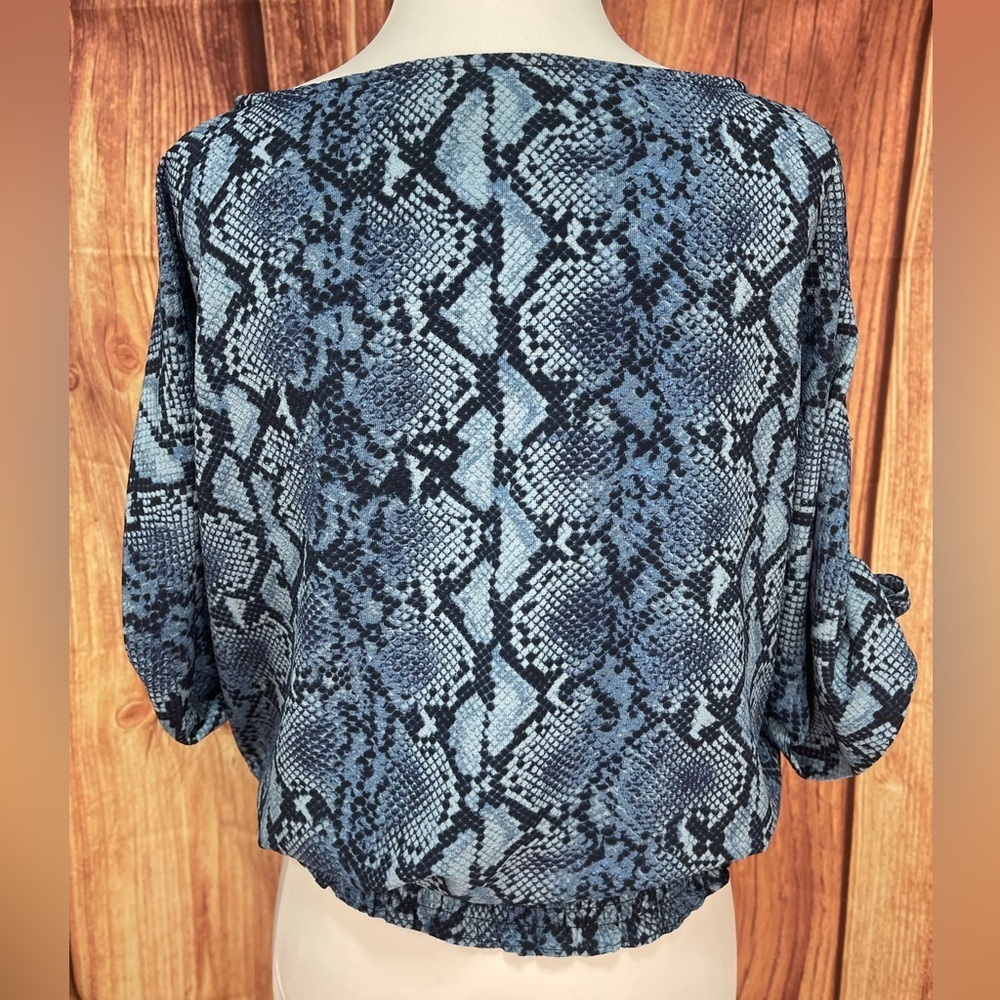 Michael by Michael Kors blue snake print boat neckline smocked blouse women’s M - Picture 9 of 17